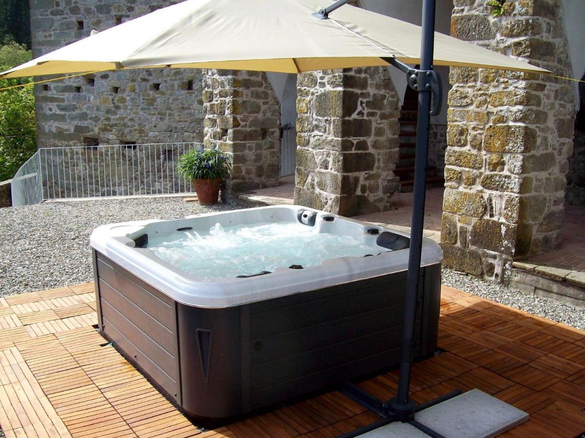 הוילה Casola in Lunigiana Ancient Farmhouse With Private Heated Hot Tub And Pool מראה חיצוני תמונה